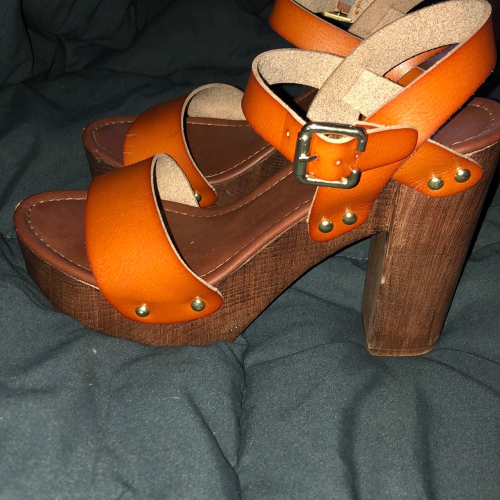 Wooden chunky heels brown with tan leather straps!